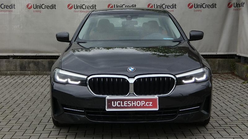 BMW Řada 5 530d xDrive - fotka 2 z 25
