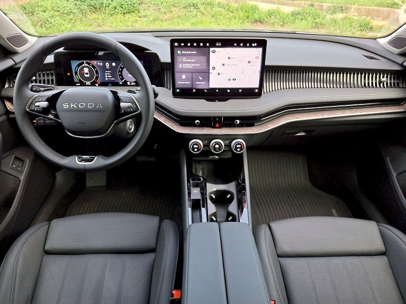 Škoda Superb (2025) iV L&K DSG 1,5TSi 150kW - fotka 5 z 35