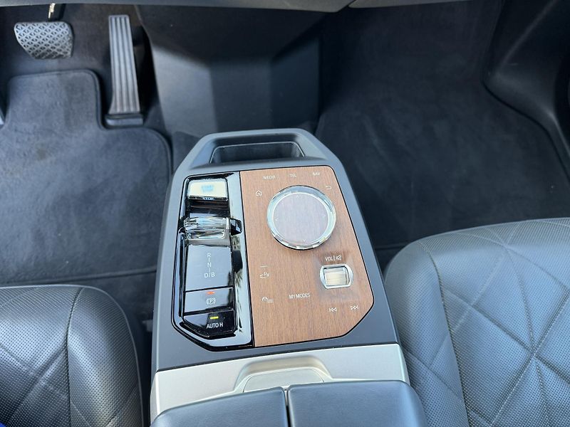 BMW iX xDrive40 SPORT H&K SkyLounge - fotka 27 z 33