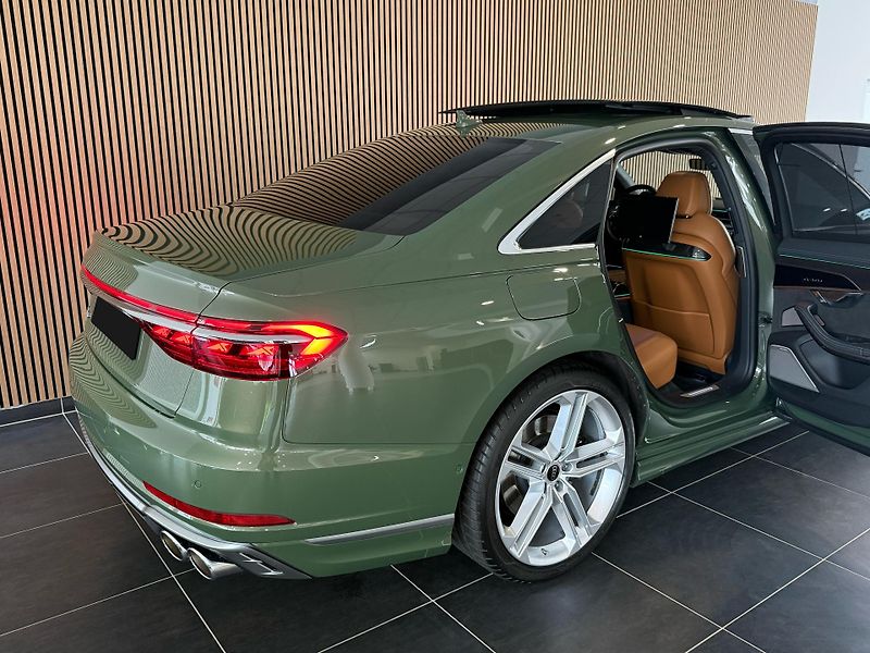 Audi S8 B&O-Adv. Carbon Matrix Pano TV - fotka 21 z 52