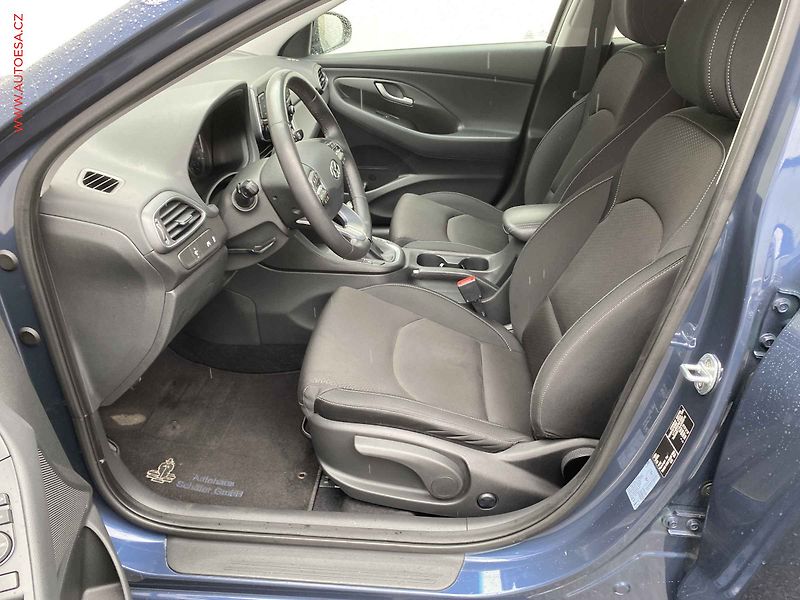 Hyundai i30 (2017) 1.0 T-GDi, Style, LED, kamera - fotka 9 z 17