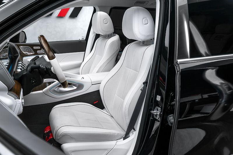 Mercedes-Benz GLS 4MATIC MAYBACH - fotka 14 z 28