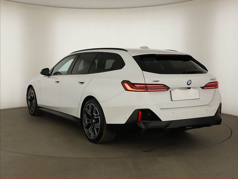 BMW Řada 5 (2025) 540d xDrive - fotka 4 z 28