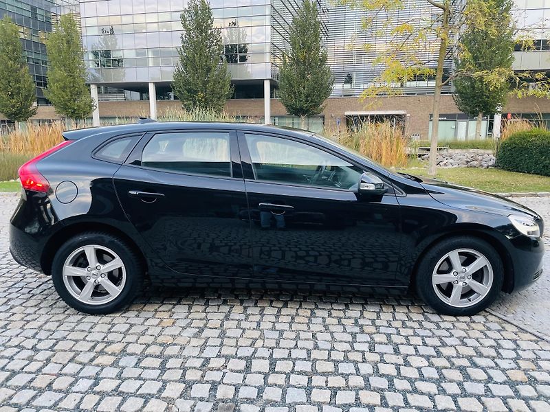 Volvo V40 2.0i MANUÁL 1.MAJITEL SENZORY - fotka 11 z 41