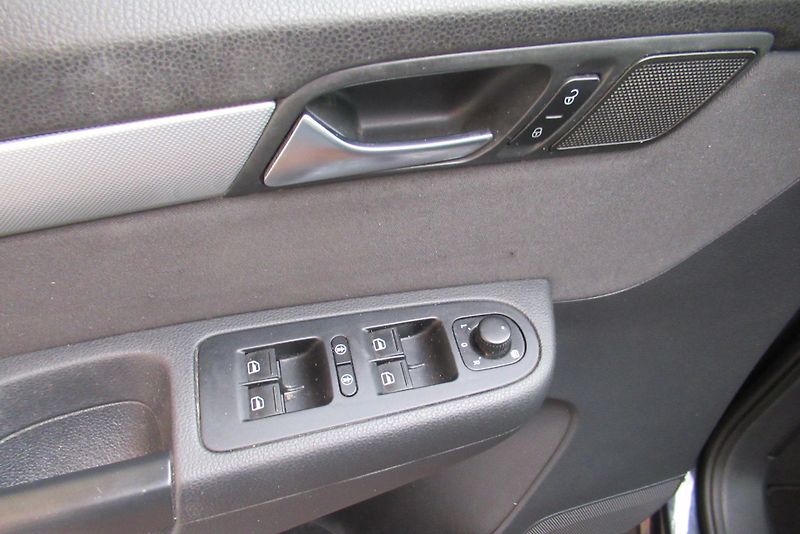 Volkswagen Sharan 2.0 TDi AUT. KLIMA TAŽNÉ 2.2 t - fotka 17 z 20