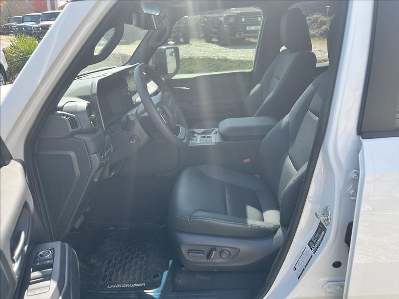 Toyota Land Cruiser 2,4 i-FORCE MAX HEV - fotka 14 z 48