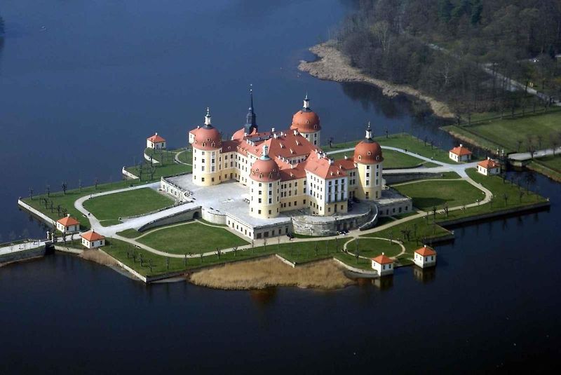 Odraz Moritzburgu na hladině vodní plochy.