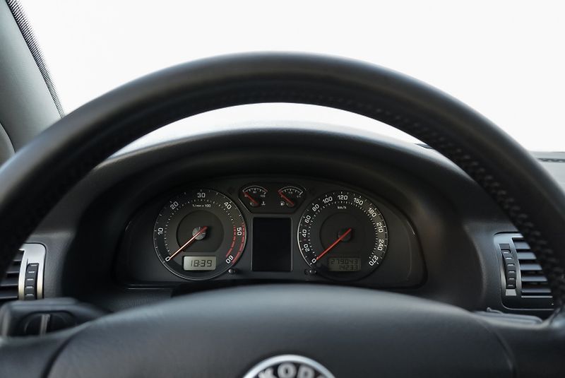 Škoda Superb 1.9 TDi COMFORT - fotka 26 z 31