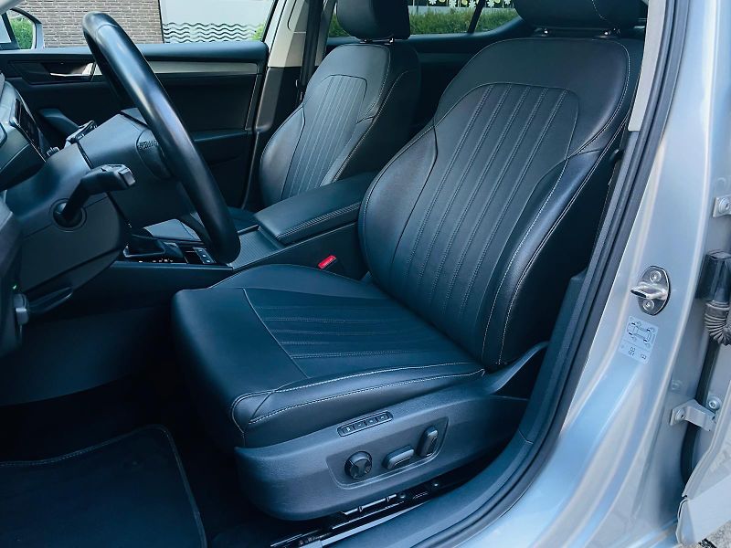 Škoda Superb 2.0TDI AUTOMAT SENZORY LED - fotka 32 z 49