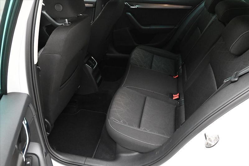 Škoda Octavia 2,0 TDI 110 kW DSG Clever Záru - fotka 14 z 30