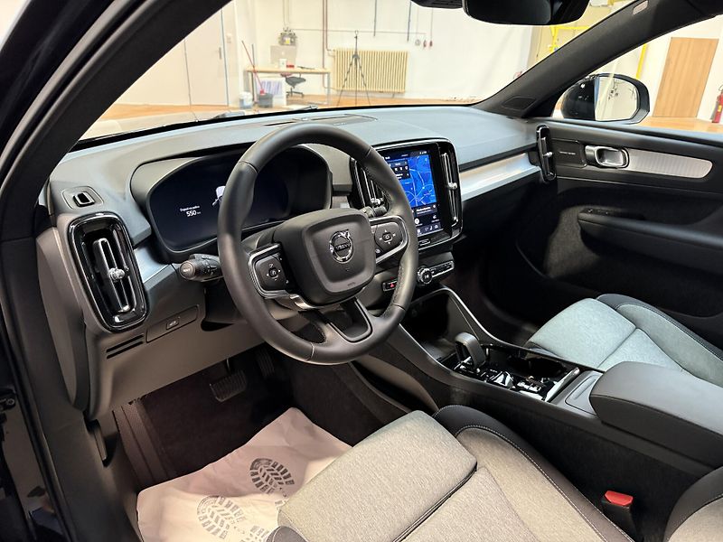 Volvo XC40 B3 Plus Dark DCT - fotka 6 z 17