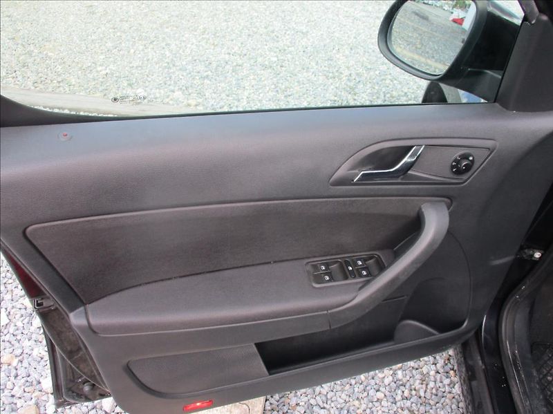 Škoda Yeti 1,2 TSI, klima, servis, tažné, - fotka 12 z 26