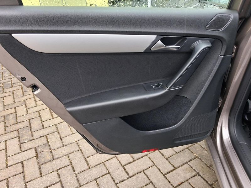 Volkswagen Passat (2011) 1,4TSi NAVI VYHŘ.SED, 2x KOLA - fotka 13 z 38