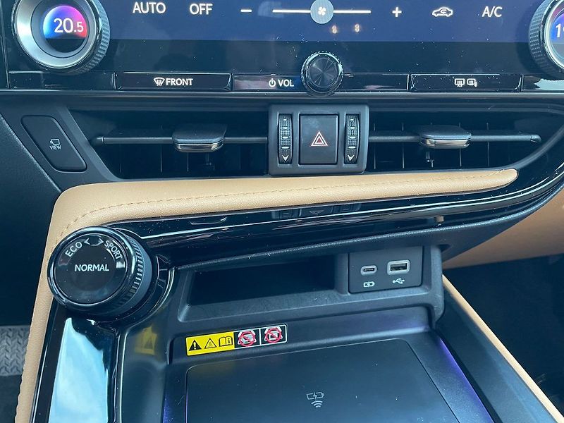 Lexus NX 350h - fotka 27 z 29
