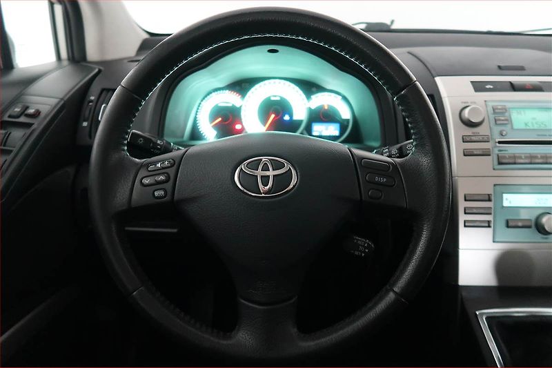 Toyota Corolla Verso (2005) 2.2 D-4D, nová STK, Tažné - fotka 15 z 17