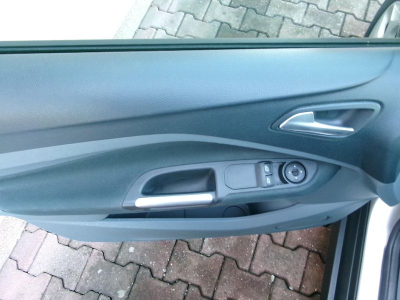 Ford C-MAX (2012) 1,6TDCi AC TEMP ALU BT - fotka 24 z 30
