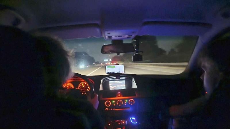 Svačina před výstupem na Dalimilovu rozhlednu.
