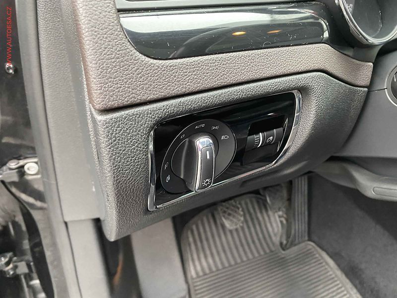 Škoda Superb (2014) 2.0 TDI, Navi, bixen - fotka 15 z 19