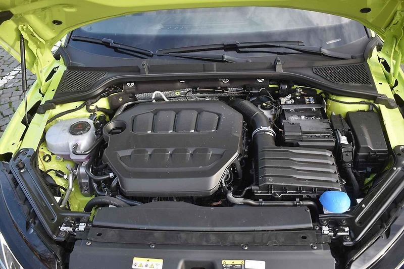 Auto si skvěle rozumí s táhlými zatáčkami