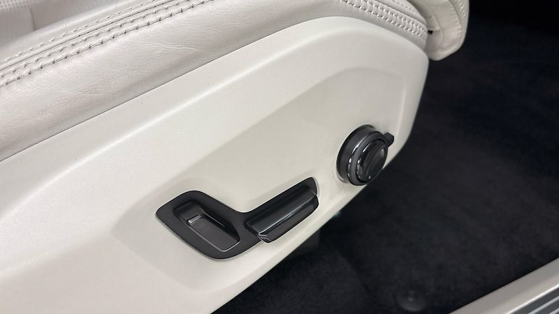 Volvo XC90 2.0 B5 AUT AWD Inscription - fotka 23 z 33