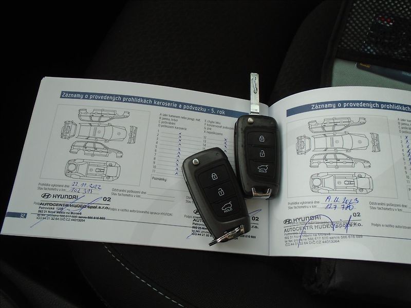 Hyundai i30 1,6 - fotka 35 z 36