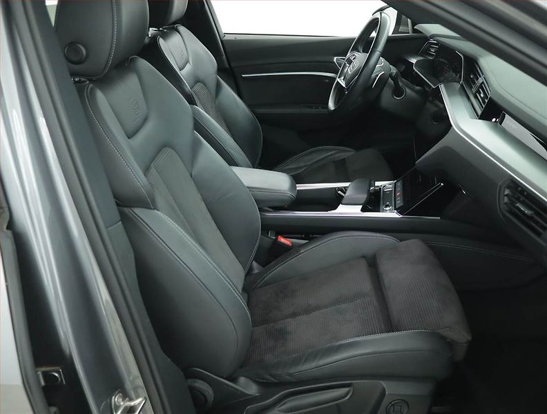 Audi e-tron (2020) S-Line 50 quattro - fotka 9 z 19