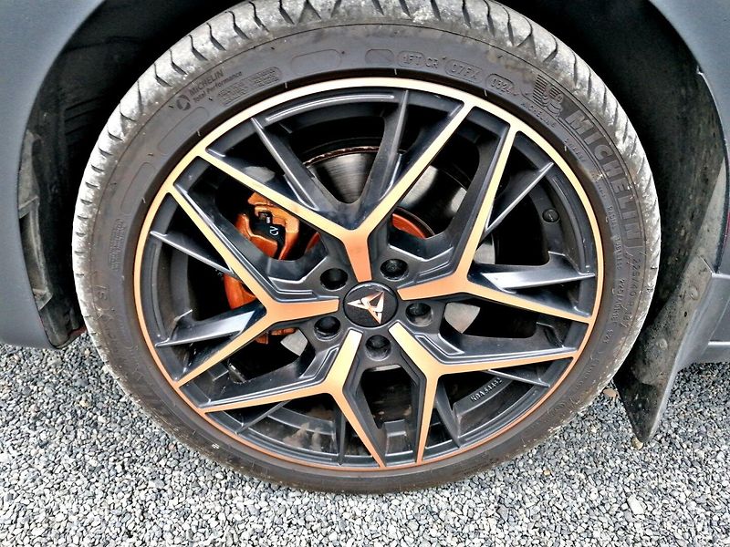 Seat Leon (2021) 1.4 TSi E-HYBRID Cupra Design - fotka 32 z 35