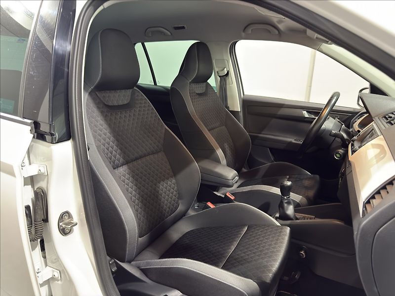 Škoda Fabia 1,2   TSI SPORT VÝHŘEV SEDADEL - fotka 20 z 28