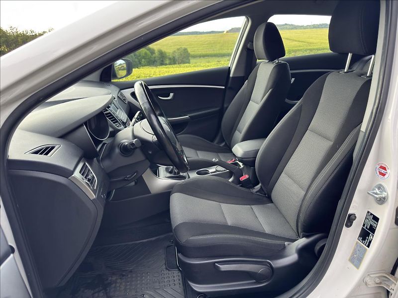 Hyundai i30 1,6 MPI Trikolor - fotka 8 z 16