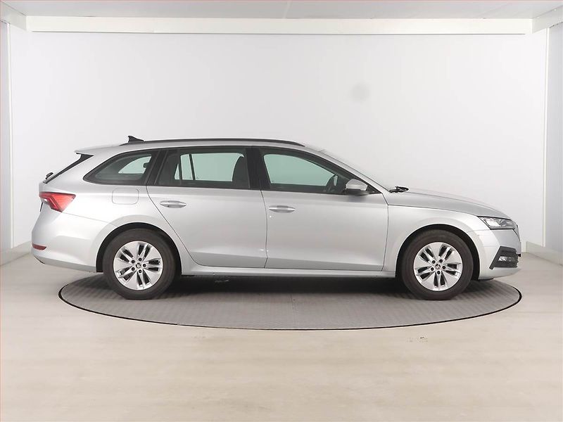 Škoda Octavia (2023) Ambition 2.0 TDI, ČR,1.maj - fotka 6 z 15