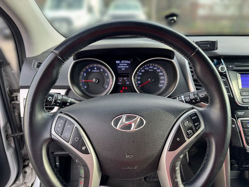 Hyundai i30 1,6  CZ TOP STAV - fotka 8 z 15