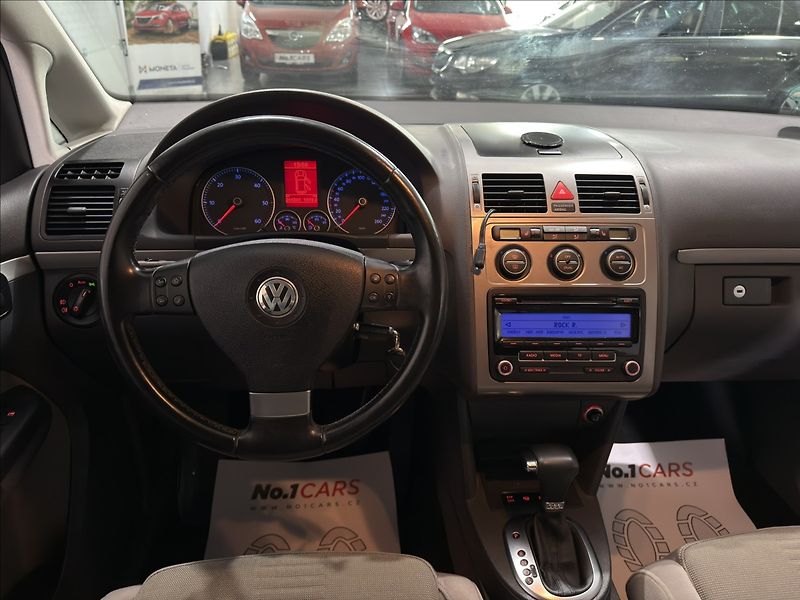Volkswagen Touran 2,0   TDI DSG 103KW HIGHLINE - fotka 21 z 34