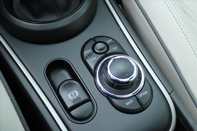 Mini Countryman 2.0i 131kW ALL4 SERVIS KN. ČR - fotka 23 z 28