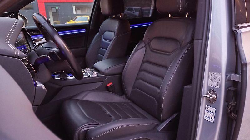 Volkswagen Touareg R-LINE TDI 210kW-ČR-NEHAV-DPH- - fotka 16 z 39