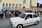 Na tradiční Lidický okruh dorazily desítky historických automobilů a motocyklů, které obdivovali návštěvníci z Kladna i širokého okolí.