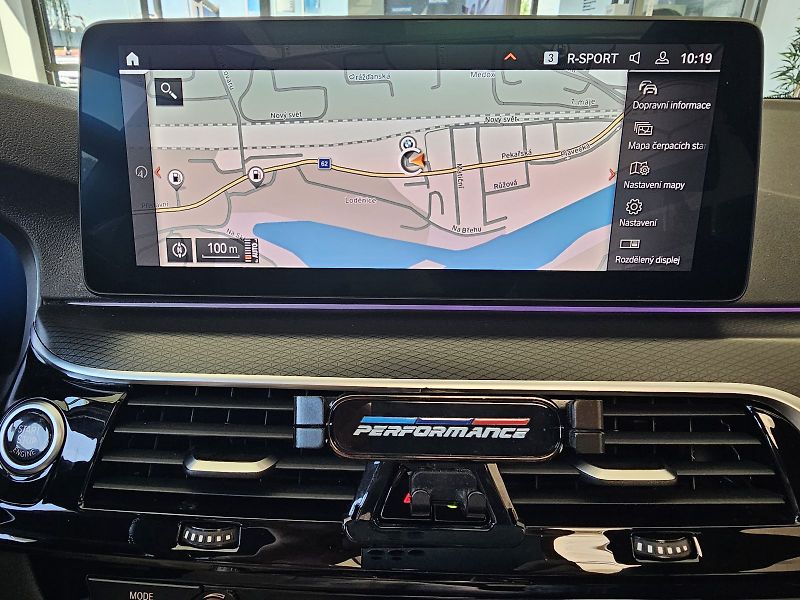 BMW Řada 5 530d xDrive - fotka 27 z 30