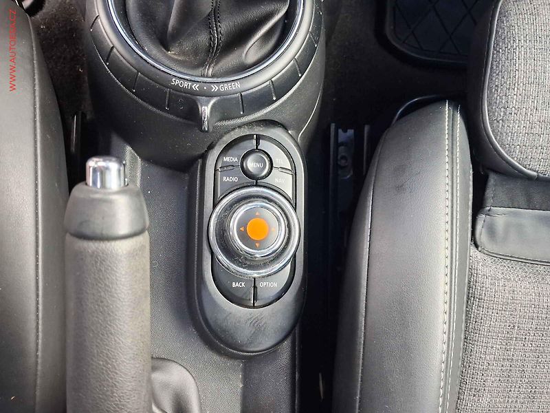 Mini Cooper (2017) 1.5i, LED, navi, panor - fotka 14 z 17