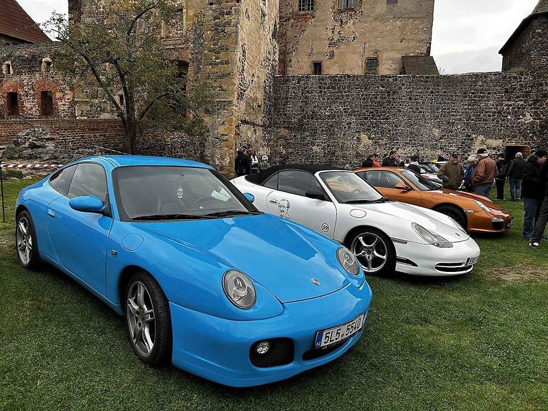 Sraz vozů Porsche ve Švihově na hradě.