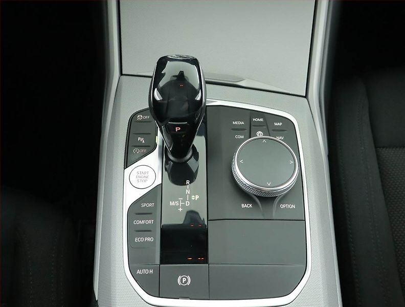 BMW Řada 3 (2019) Advantage 320 d - fotka 13 z 17