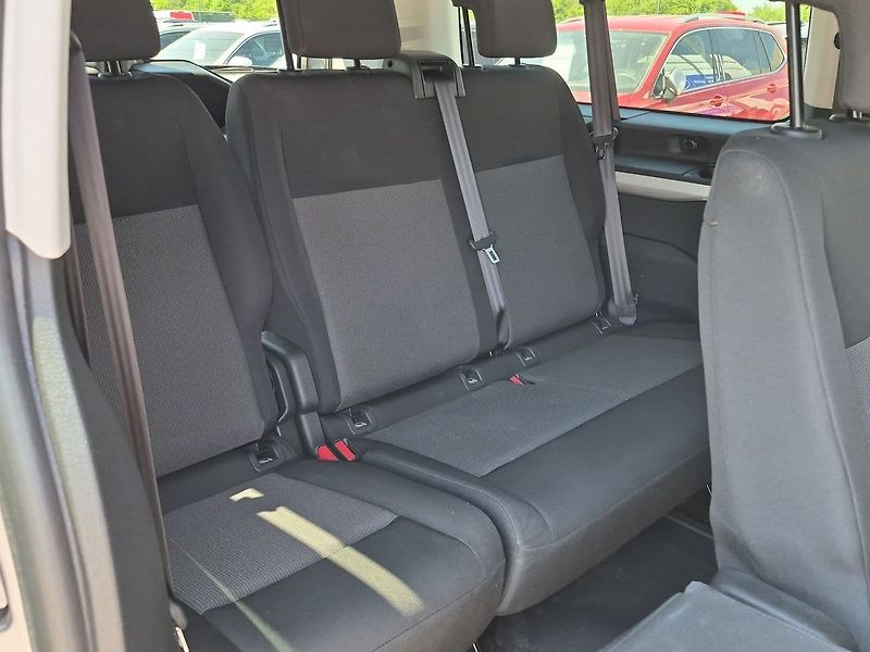 Toyota ProAce Verso Glass Shuttle 2.0 D 180 8A/T B - fotka 14 z 24