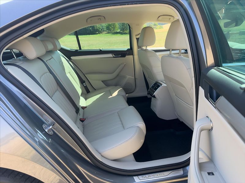 Škoda Superb 2,0 TDI 147kW DSG 4x4 L&K DPH - fotka 15 z 40