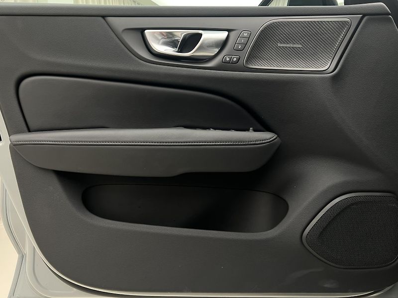 Volvo V60 B4 PLUS DARK AUT 1.maj. - fotka 7 z 43