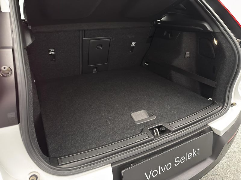 Volvo XC40 B4 AWD MOMENTUM PRO CZ - fotka 4 z 27