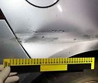 Během pronásledování řidič poškodil ukradené auto.