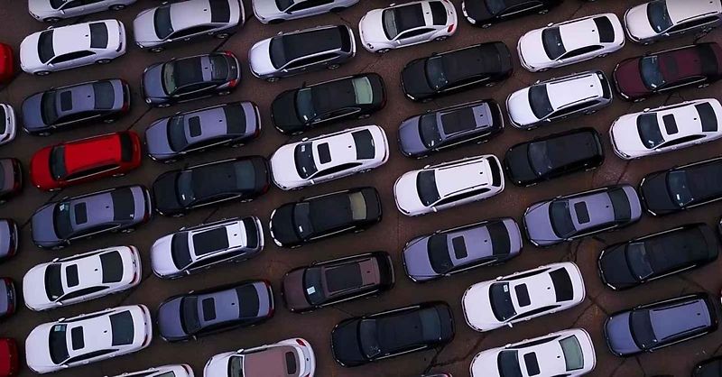Vykoupené Volkswageny stojící na zavřeném stadionu Pontiac Silverdome.