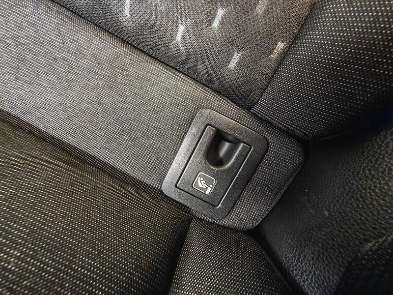 Toyota Corolla 1.8 Hybrid Comfort e-CVT sedan - fotka 18 z 36