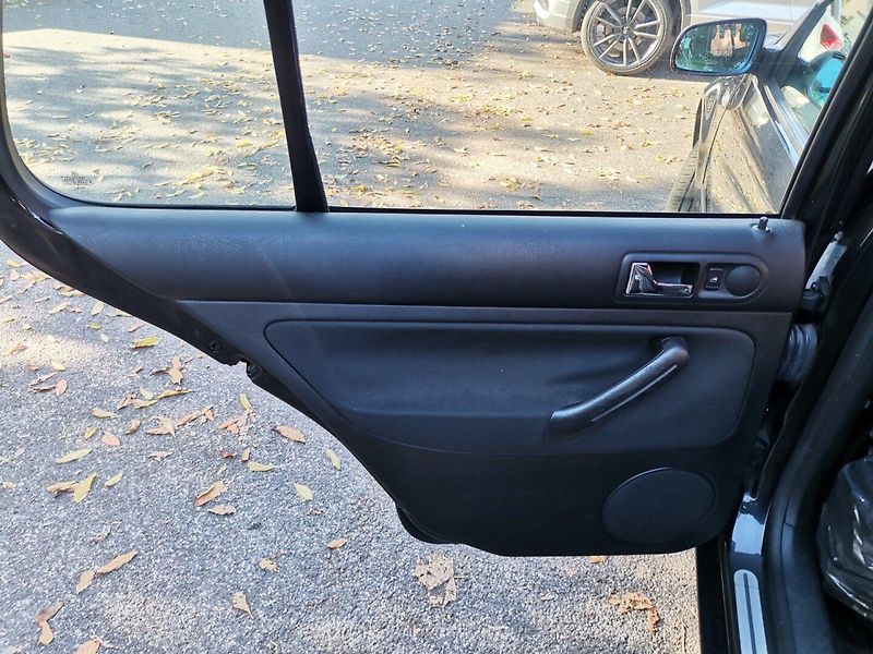 Volkswagen Golf (2001) 1.6i 77kw Klima ESP 5dv. - fotka 16 z 26