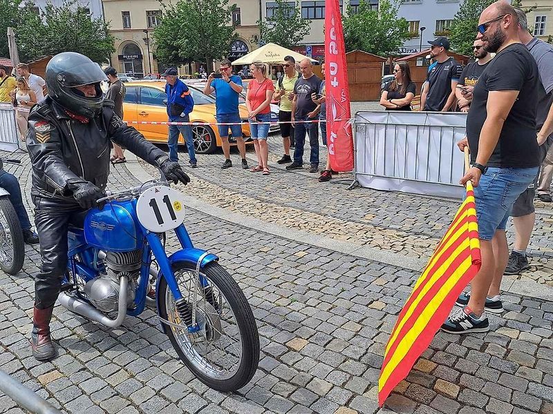 Přehlídku závodních aut a motocyklů pořádal Autoklub Mělník.