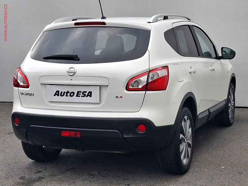 Nissan Qashqai (2012) 2.0 4x4, Tekna, xenon, navi - fotka 4 z 19