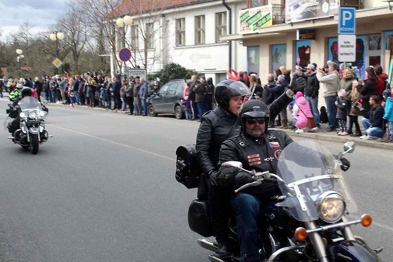 Z příjezdu spanilé jízdy motocyklů do Poděbrad.